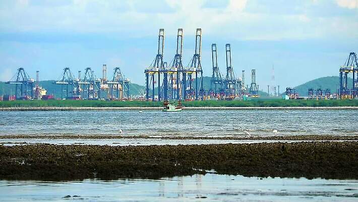 구름 라이프스타일 산업 파도 바다 여행 자연 갈매기 조류 하늘 낚시 항해 풍경 사람없음 야외 물 파란색 뷰티 마을 항구 일몰 화물 도시 보트 컨테이너 기중기 함선 해안도시 낚시꾼 포트 타운 스카이라인 로딩 옛날 많음 MP4 해외동영상 클립영상 자연요소 동물 컬러 컨셉 배_교통 교통시설 레저 생활 노을 운송업 중장비 생태계 동영상 파일형식