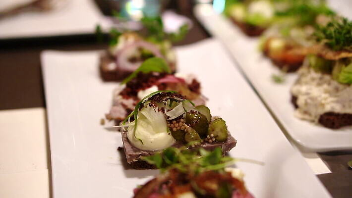 전통 접시 유럽 음식 빵 상징 다이어트 채소 오이 샌드위치 건강 덴마크 스웨덴 노르웨이 요리 사람없음 빨간색 식사 저녁식사 어둠 오픈 맛 해산물 피클 토핑 연어 고등어 훈제 암스테르담 비트 스칸디나비아 청어 호밀 스타일 맛있는 MOV 해외동영상 슬로모션 클립영상 식기 나라 컬러 컨셉 곡류 촬영기법 북유럽 어류 네덜란드 동영상 절임 파일형식