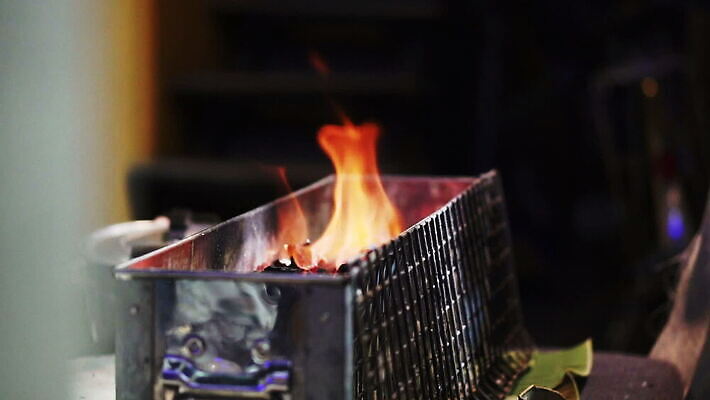 음식 백그라운드 이동 오렌지 모션 검은배경 불 불꽃 사람없음 빛 노란색 검은색 에너지 튀김 뜨거움 그릴 저녁 바비큐 준비 질감 온도 숯 느림 동영상 석탄 HD MOV 해외동영상 슬로모션 클립영상 자연요소 컬러 컨셉 과일 주방용품 촬영기법 야간 파일형식