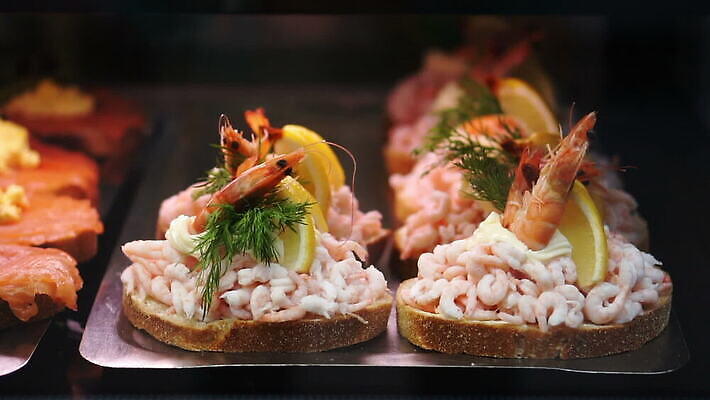 전통 접시 유럽 음식 빵 상징 다이어트 채소 오이 샌드위치 건강 덴마크 스웨덴 노르웨이 요리 사람없음 빨간색 식사 저녁식사 어둠 오픈 맛 해산물 피클 토핑 연어 고등어 훈제 암스테르담 비트 스칸디나비아 청어 호밀 스타일 맛있는 MOV 해외동영상 슬로모션 클립영상 식기 나라 컬러 컨셉 곡류 촬영기법 북유럽 어류 네덜란드 동영상 절임 파일형식