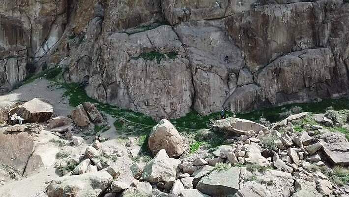 라이프스타일 남자 행복 밧줄 벽 스포츠 모션 자연 성공 산 기술 사람 취미 사람없음 야외 운동 힘 등산 하이킹 도전 정상 위험 결심 오르기 노력 암초 드론 산악가 카자흐스탄 자극 MP4 해외동영상 클립영상 감정 아시아 줄 컨셉 레저 건강 생활 트래킹 생태계 동영상 파일형식