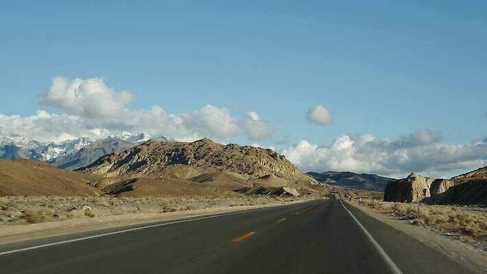도로 모래 여행 자동차 유리 산 건조 항해 풍경 사람없음 여름 갈색 미국 운전 자유 고속도로 황무지 분위기 아스팔트 땅 인도인 지역 안심 벌거벗은 자동 지질학 불모지 수평선 1인칭시점 4K MP4 해외동영상 클립영상 외국인 시선 계절 교육 길 육상교통 컬러 컨셉 북아메리카 교통시설 모션 재질 동양인 배 동영상 선박 파일형식