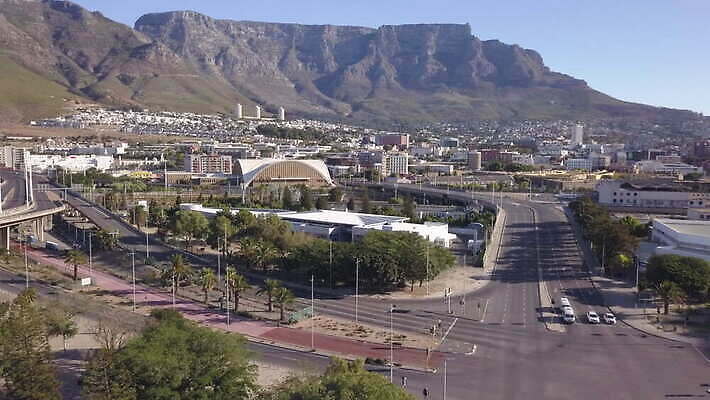 도로 자동차 거리 안테나 사람없음 건물 사무실 고속도로 도심 교차로 버리기 남아프리카 드론 랜드마크 케이프타운 코로나바이러스 비어있는 4K 락다운 MOV 해외동영상 클립영상 건축물 길 육상교통 비즈니스 통신 교통시설 모션 아프리카 도시 바이러스 동영상 남아프리카공화국 파일형식