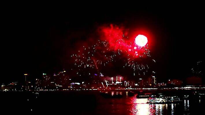 기념일 행복 별 컬러 백그라운드 무지개 오렌지 파타야 태국 하늘 불 추상 휴가 불꽃 새로움 산 기념 미술 풍경 이벤트 사람없음 빨간색 초록색 파란색 빛 컬러풀 노란색 파티 검은색 축제 어둠 흰색 축하 업무 야간 저녁 폭발 연도 파열 MP4 해외동영상 클립영상 자연요소 감정 아시아 컨셉 무늬 과일 문화예술 작업 동영상 파일형식