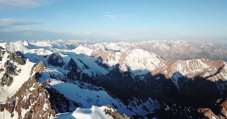 여행 겨울 하늘 산 안테나 파노라마 사람 사람없음 얼음 등산 트래킹 하이킹 광선 흰색 그룹 위험 오르기 알프스 암초 산봉우리 항공촬영 드론 산악가 원정 절정 카자흐스탄 눈내림 4K 알마티 MP4 해외동영상 클립영상 자연요소 계절 유럽 아시아 뷰포인트 컬러 컨셉 통신 모션 레저 눈_날씨 촬영기법 봉우리 동영상 파일형식