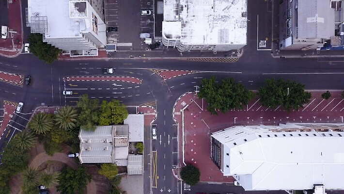 도로 자동차 거리 안테나 사람없음 건물 사무실 고속도로 도심 교차로 버리기 남아프리카 드론 랜드마크 케이프타운 코로나바이러스 비어있는 4K 락다운 MOV 해외동영상 클립영상 건축물 길 육상교통 비즈니스 통신 교통시설 모션 아프리카 도시 바이러스 동영상 남아프리카공화국 파일형식