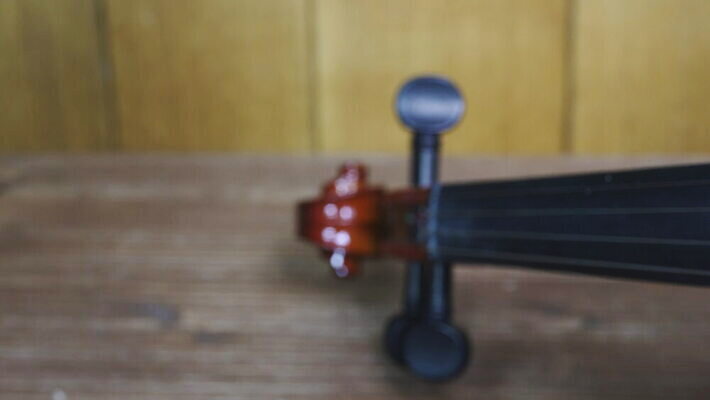 모양 줄 음악 백그라운드 컨셉 놀이 탁자 미술 사람없음 목재 갈색 검은색 쪽지 화목 소리 콘서트 공연 음악가 낭만 수확 골동품 기구 끈 구멍 클래식 두루마리 바이올린 오브젝트 활 복고 첼로 시트 오케스트라 교향곡 멜로디 뮤지컬 옛날 플레이어 스타일 4K MOV 해외동영상 클립영상 나무 직업 컬러 가구 농업 재료 현악기 문화예술 이벤트 악단 동영상 파일형식 찰현악기