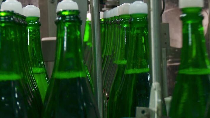 산업 음료 선 벤치 공장 사람없음 초록색 상점 와인 기계 장비 마개 알코올 선택 제조 상품 샴페인 거절 확인 만들기 패키지 방법 분류 양조 양조장 자동 MOV 해외동영상 클립영상 컬러 컨셉 의자 공업 모션 주류 뚜껑 동영상 파일형식