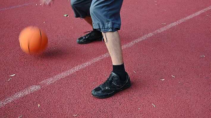 백인 라이프스타일 선 스포츠 컬러 오렌지 공 놀이 거리 농구 기술 취미 사람없음 야외 빨간색 운동 흰색 닫기 연습 드리블 법정 아마추어 튕기기 4K MOV 해외동영상 클립영상 서양인 과일 모션 건강 생활 구기 동영상 파일형식