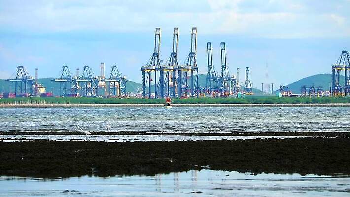 구름 라이프스타일 산업 파도 바다 여행 자연 갈매기 조류 하늘 낚시 항해 풍경 사람없음 야외 물 파란색 뷰티 마을 항구 일몰 화물 도시 보트 컨테이너 기중기 함선 해안도시 낚시꾼 포트 타운 스카이라인 로딩 옛날 많음 MP4 해외동영상 클립영상 자연요소 동물 컬러 컨셉 배_교통 교통시설 레저 생활 노을 운송업 중장비 생태계 동영상 파일형식