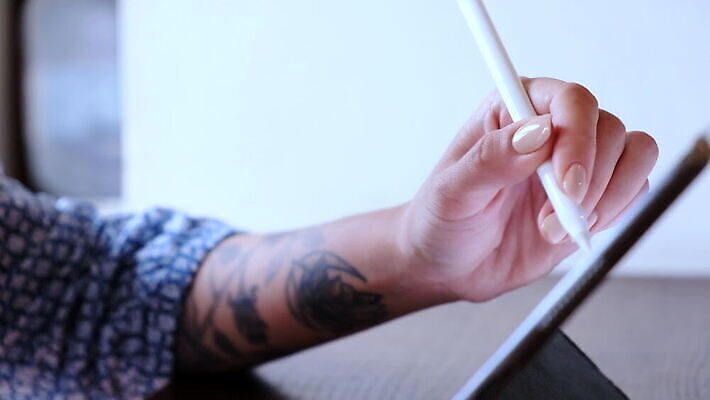 직업 손 디자인 여자 미래 실내 미술 성인 사람없음 신체부위 컴퓨터그래픽 가로 캐주얼 컴퓨터 태블릿 사무실 펜 유행 모니터 어둠 장비 작업 전문직 스케치 필름 그림 예술가 결재 개발 그래픽디자이너 터치스크린 MOV 해외동영상 클립영상 옷 컨셉 비즈니스 문화예술 사람 내부 그래픽 전자제품 스마트기기 필기구 디자이너 동영상 파일형식