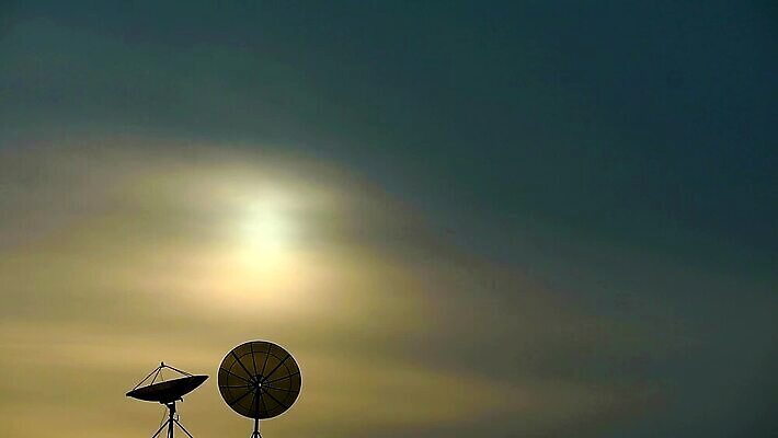 접시 실루엣 산업 파도 컬러 과학 여행 백그라운드 2 인터넷 비즈니스 통신 하늘 추상 새로움 세포 안테나 사람없음 건물 빛 컬러풀 우주 일출 탑 디지털 텔레비전 일몰 망원경 장비 인공위성 시간 네트워크 전자레인지 연결 큼 배열 라디오 방송 전염 전망대 천문학 레이더 타임랩스 MP4 해외동영상 클립영상 식기 건축물 교육 바다 컨셉 무늬 촬영기법 전자제품 노을 가전제품 레인지 질병 크기 감염 동영상 파일형식