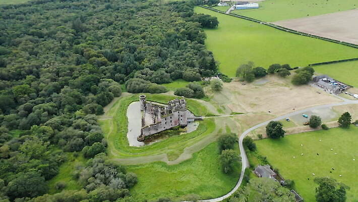 나무 구름 유럽 도로 모래 여행 밭 자연 하늘 휴가 영국 안테나 파노라마 풍경 초원 사람없음 야외 초록색 컬러풀 햇빛 농장 성 재산 땅 폐허 동영상 드론 인기 평야 스코틀랜드 4K MOV 해외동영상 클립영상 자연요소 식물 건축물 나라 길 컬러 농업 통신 교통시설 촬영기법 금융 태양 생태계 파일형식