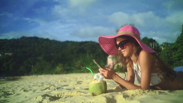 백인 라이프스타일 여자 수영복 행복 얼굴 음료 여행 텍스트 모바일 휴가 휴식 세포 한명 성인 스마트폰 뷰티 섹시 주스 흰색 칵테일 메시지 전화기 스마트 코코넛 돌봄 문자메시지 이국적 4G 4K MOV 해외동영상 클립영상 서양인 1 옷 감정 컬러 컨셉 과일 모션 주류 IT 사람 생활 신체부위 핸드폰 스마트기기 동영상 파일형식