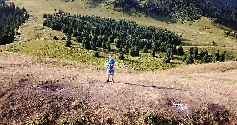 남자 스포츠 여행 자국 자연 하늘 아침 산 안테나 한명 사람 성인 달리기 햇빛 태양 여행객 걷기 일출 일몰 새벽 산책 트래킹 캠핑 하이킹 자유 정상 숲 탈출 언덕 내추럴 항공촬영 드론 산악가 절정 4K MP4 해외동영상 클립영상 주간 자연요소 1 뷰포인트 컨셉 통신 모션 레저 휴식 노을 생태계 동영상 파일형식