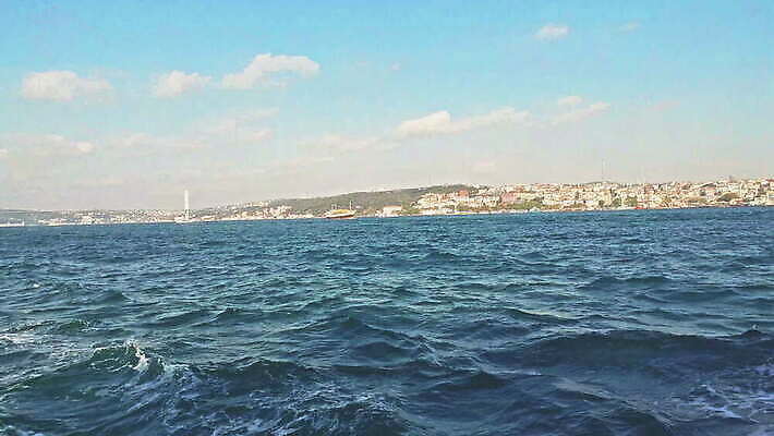 전통 실루엣 유럽 아시아 바다 여행 건축양식 교통시설 자연 이스탄불 풍경 사람없음 건물 가로 여름 도시풍경 여행객 탑 항구 깃발 도시 보트 역사 크루즈 모스크 함선 포트 동쪽 칠면조 건너기 랜드마크 보스포루스 수평선 4K MOV 튀르키예 해외동영상 클립영상 건축물 계절 건축 나라 교통 배_교통 모션 조류 촬영기법 사람 이슬람교 방향 시설 생태계 동영상 파일형식