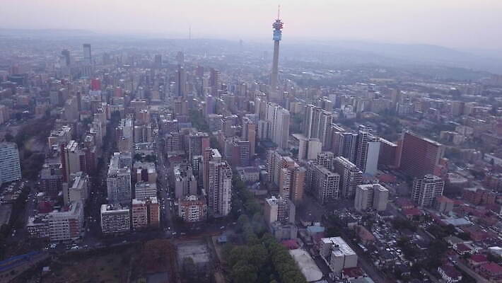 안테나 사람없음 건물 도시 도심 각도 남아프리카 드론 랜드마크 4K MOV 해외동영상 클립영상 건축물 통신 아프리카 동영상 파일형식