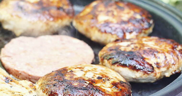 전통 접시 음식 장갑 공 불 따뜻함 건강 육류 돼지고기 스테이크 요리 동양인 사람없음 소풍 파티 요리사 식사 저녁식사 소고기 뜨거움 프라이팬 연기 맛 그릴 바비큐 미트볼 굽기 양고기 점심식사 케밥 다진 발칸반도 세르비아 맛있는 4K MOV 해외동영상 클립영상 자연요소 직업 식기 잡화 컨셉 식재료 주방용품 서양음식 인종 이벤트 야외활동 구이 동영상 파일형식