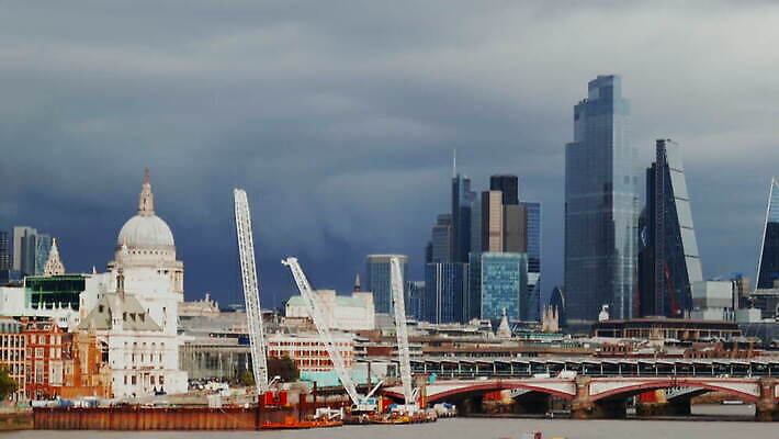 주간 나무 구름 영어 외관 유럽 여행 건축양식 자연 하늘 영국 잉글랜드 파노라마 풍경 사람없음 야외 건물 물 파란색 강 도시풍경 고층빌딩 도시 보트 역사 도심 런던 장면 스카이라인 랜드마크 수도권 템스강 4K MOV 해외동영상 클립영상 자연요소 식물 문자 건축물 건축 나라 컬러 배_교통 촬영기법 빌딩 생태계 지역 동영상 파일형식