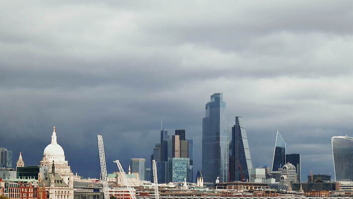주간 나무 구름 영어 외관 유럽 여행 건축양식 자연 하늘 영국 잉글랜드 파노라마 풍경 사람없음 야외 건물 물 파란색 강 도시풍경 고층빌딩 도시 보트 역사 도심 런던 장면 스카이라인 랜드마크 수도권 템스강 4K MOV 해외동영상 클립영상 자연요소 식물 문자 건축물 건축 나라 컬러 배_교통 촬영기법 빌딩 생태계 지역 동영상 파일형식