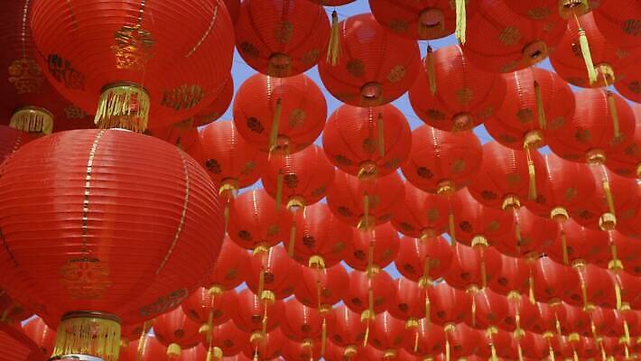 전통 행복 종이 문화 여행 태국 바람 휴가 새해 거리 매달리기 동양인 이벤트 사람없음 장식 빨간색 축제 중국 등불 축하 사찰 행운 그룹 황금 상하이 대만 베트남 베이징 홍콩 말레이시아 싱가폴 차이나타운 춘절 4K MOV 해외동영상 클립영상 자연요소 명절 감정 아시아 컬러 컨셉 종교건축 모션 날씨 조명 인종 관광지 동남아시아 중국전통 동영상 파일형식