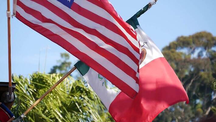 2 관계 하늘 바람 멕시코 함께함 사람없음 미국 우정 거래 깃발 직물 쌍 사회 성조기 결과 라틴아메리카 충돌 심볼 캘리포니아 깃대 북쪽 히스패닉 애국심 산티아고 삼색 연대 외교 정부 정치 이민 국경 4K MP4 해외동영상 클립영상 자연요소 이동 컨셉 북아메리카 날씨 아메리카 친구 국기 방향 동영상 공동체 파일형식