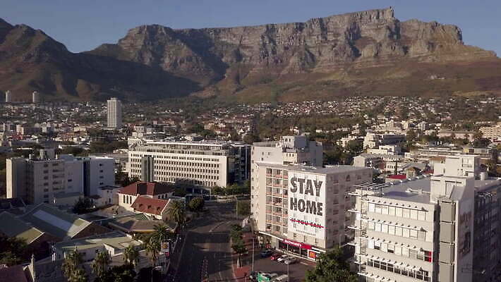 도로 자동차 거리 안테나 사람없음 건물 사무실 고속도로 도심 교차로 버리기 남아프리카 드론 랜드마크 케이프타운 코로나바이러스 비어있는 4K 락다운 MOV 해외동영상 클립영상 건축물 길 육상교통 비즈니스 통신 교통시설 모션 아프리카 도시 바이러스 동영상 남아프리카공화국 파일형식