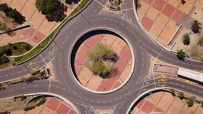 도로 자동차 거리 안테나 사람없음 건물 사무실 원형 고속도로 도심 교차로 버리기 머리위 항공촬영 남아프리카 드론 랜드마크 케이프타운 코로나바이러스 비어있는 4K 락다운 MOV 해외동영상 클립영상 도형 건축물 길 육상교통 뷰포인트 비즈니스 통신 교통시설 모션 아프리카 도시 바이러스 동영상 남아프리카공화국 파일형식