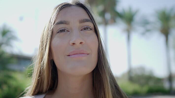 모델 웰빙 응시 여자 행복 얼굴 휴식 함께함 건강 선물 한명 웃음 사람 20대 가로 빛 머리 믿음 표현 자신감 입 치아 유혹 눈썹 속눈썹 피부 순수 입술 슛 A 직진 세계보건기구 4K MOV 해외동영상 클립영상 1 알파벳 시선 감정 컨셉 표정 청년 신체부위 소화기관 동영상 파일형식