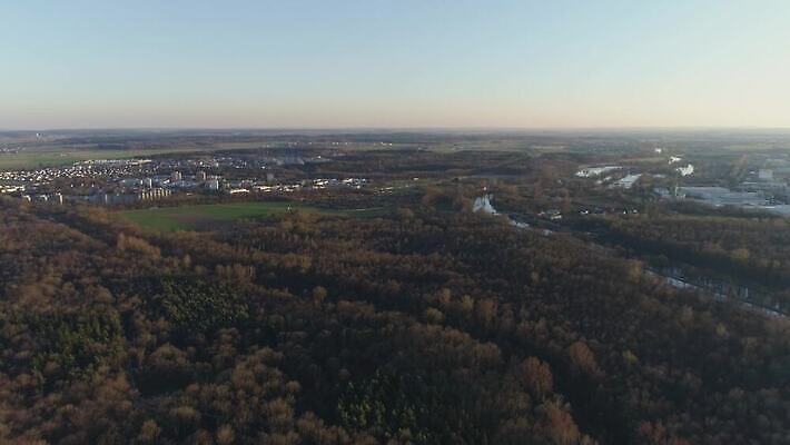 나무 유럽 여행 백그라운드 건축양식 자연 독일 안테나 파노라마 사람없음 건물 물 강 일출 맑음 일몰 도시 센터 역사 정상 슛 남쪽 항공촬영 다뉴브강 드론 바이에른 수평선 4K MOV 해외동영상 클립영상 자연요소 식물 건축물 건축 나라 뷰포인트 통신 날씨 촬영기법 노을 방향 생태계 동영상 파일형식
