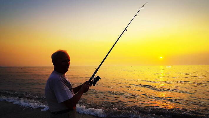 남자 실루엣 호수 스포츠 바다 여행 포즈 오렌지 자연 하늘 아침 낚시 휴식 사람 취미 야외 물 빛 햇빛 태양 일출 황혼 일몰 새벽 잡기 고리 저녁 유혹 낚시꾼 얼레 민물 수평선 벡터 4K MOV 해외동영상 클립영상 주간 자연요소 컨셉 과일 모션 레저 촬영기법 노을 야간 생태계 동영상 파일형식