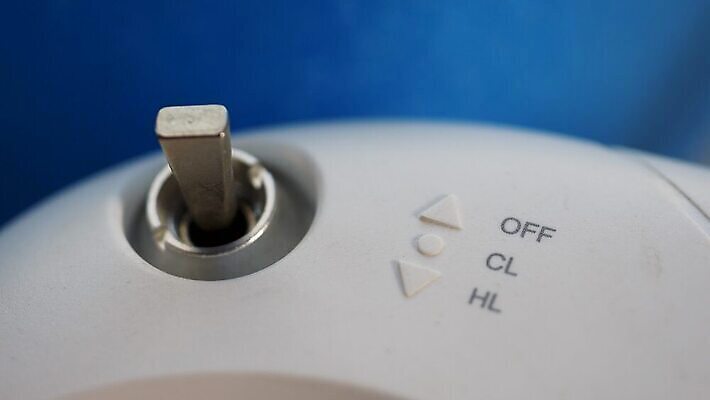 산업 손가락 자동차 취미 사람없음 파란색 빛 장난감 금속 힘 미니어처 장비 게임 흰색 막대기 당기기 헬리콥터 은색 시작 라디오 순환 회전 잠금 전자 위치 팔 멀리 스위치 위로 그만 드론 송신기 제어 4K MOV 해외동영상 클립영상 손 육상교통 컬러 모션 재질 놀이 비행기 신체부위 전자제품 모형 보안 동영상 파일형식