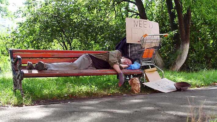 공원 남자 벤치 가방 거리 한명 야외 추위 침대 도시 잠 가난 버리기 배고픔 문제 중독 거지 구걸 노숙자 거짓말 옛날 헬프 혼자 자선단체 4K MP4 해외동영상 클립영상 1 잡화 공공시설 가구 컨셉 의자 모션 사람 도움 그룹 동영상 자선 파일형식