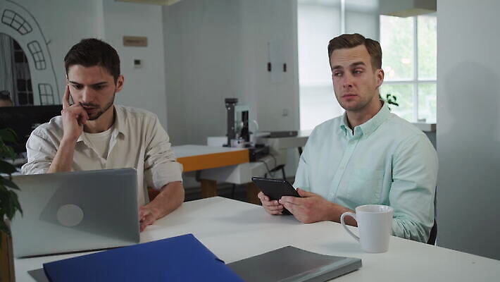 직업 손 남자 2 생각 인터넷 비즈니스 통신 모바일 기술 성인 두명 컴퓨터 터치패드 사무실 알약 반사 디지털 스크린 모니터 터치 정보 업무 작업 비즈니스맨 자신감 서핑 휴대용 무선전화기 집중 만족 와이파이 터치스크린 편지쓰기 브레인스토밍 4K MOV 해외동영상 클립영상 감정 컨셉 사람 신체부위 전자제품 약 수상스포츠 기록 직장인 편지 전화기 오브젝트 무선인터넷 동영상 파일형식