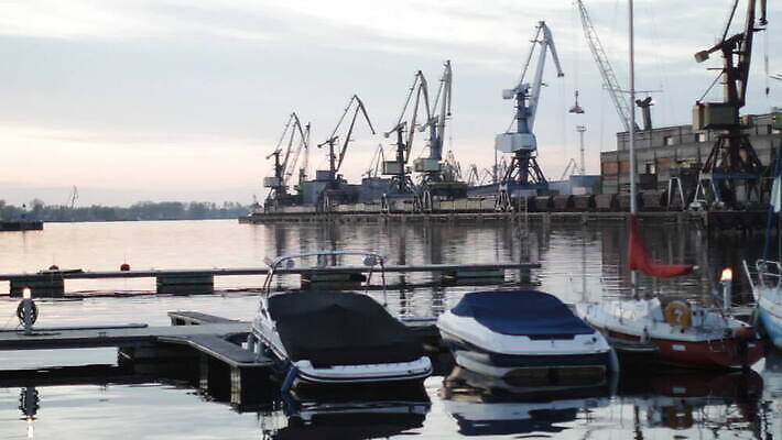 산업 스포츠 바다 여행 교통시설 항해 사람없음 물 강 항구 장비 화물 보트 컨테이너 기중기 무역 함선 상업 모터보트 수납 포트 무거움 탐색 네비게이션 모터 라트비아 로딩 리가 뱃놀이 수입 터미널 MOV 해외동영상 클립영상 자연요소 교통 배_교통 북유럽 전통놀이 운송업 중장비 무게 시설 동영상 파일형식