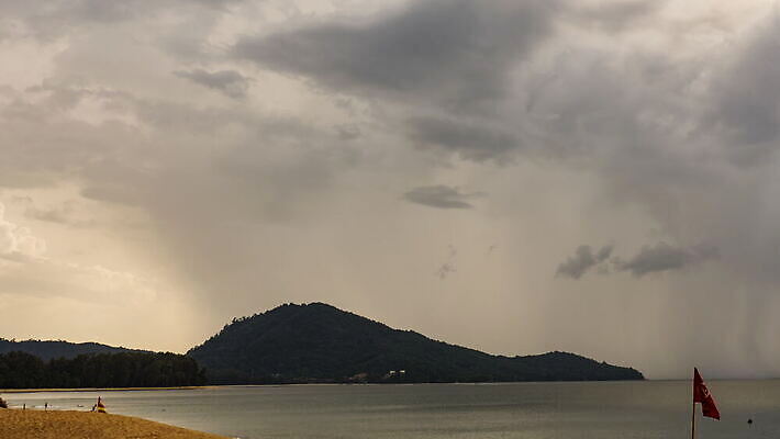 바다 섬 이동 모션 자연 하늘 바람 날씨 사람없음 물 햇빛 어둠 힘 회색 에너지 저녁 위험 장면 폭풍 뇌우 재앙 폭풍우 수평선 4K 타임랩스 MOV 해외동영상 클립영상 자연요소 컬러 컨셉 촬영기법 태양 비_날씨 야간 자연재해 생태계 동영상 파일형식