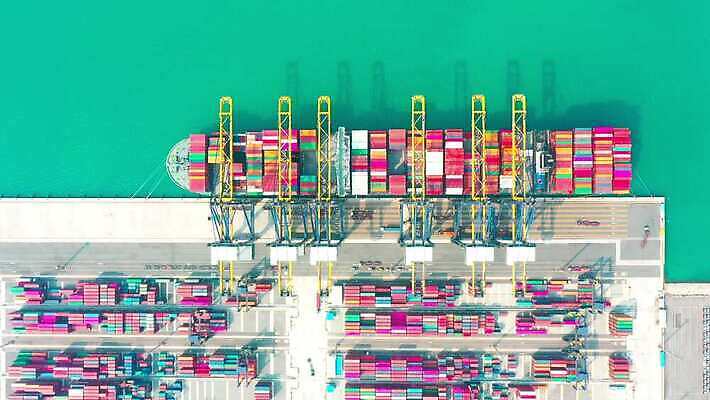 공공시설 산업 바다 비즈니스 교통시설 안테나 사람없음 물 글로벌 항구 화물 네트워크 보트 정상 야간 컨테이너 기중기 무역 함선 상업 바쁨 짐차 포트 트레일러 홍콩 물류 싱가폴 깊이 두바이 로딩 수입 조감도 세관 4K MOV 해외동영상 클립영상 자연요소 아시아 교통 배_교통 통신 자동차 중국 운송업 중장비 시설 동영상 아랍에미리트 파일형식 관세청