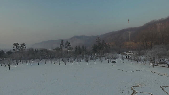 나무 계절 공원 물결 파도 겨울 밭 자연 하늘 아침 날씨 한국 사람없음 목재 빨간색 빛 햇빛 태양 일출 환경 일몰 흰색 시골 깃발 숲 큼 장면 봉 상록수 일반 넘어짐 드론 생태학 눈내림 4K MOV 해외동영상 클립영상 주간 자연요소 식물 공공시설 교육 아시아 바다 컬러 농업 재료 모션 눈_날씨 노을 크기 생태계 동영상 파일형식