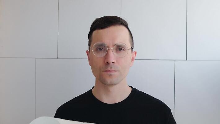 손 응시 남자 감정 종이 컨셉 의자 가정 실내 건강 가면 서기 미소 사람 수건 욕실 흰색 표현 잡기 바이러스 보호 위생 질병 무서움 화장실 공포 감염 롤 변기통 위생관리 적자 전염병 코로나바이러스 4K MOV 해외동영상 클립영상 시선 컬러 가구 의학 모션 표정 관리 내부 신체부위 위생용품 동영상 파일형식