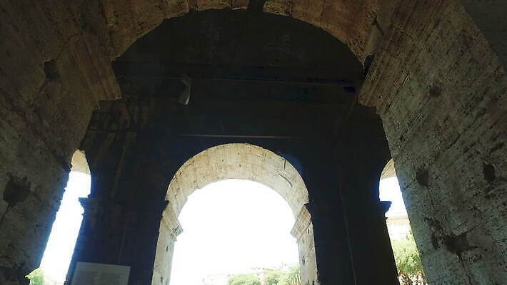 구름 외관 유럽 문화 여행 건축양식 하늘 벽돌 사람없음 건물 여름 도시풍경 경기장 이탈리아 바위 도시 역사 로마 극장 묘사 아치 과거 콜로세움 천연기념물 고고학 랜드마크 로마인 옛날 원형극장 제국 파멸 검투사 포럼 4K MOV 해외동영상 클립영상 자연요소 직업 건축물 계절 교육 건축 나라 컨셉 스포츠시설 인종 풍경 돌_바위 토론 동영상 파일형식 소멸