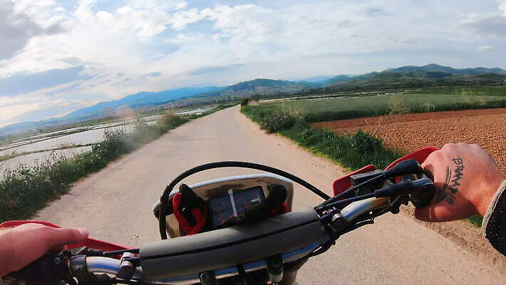 도로 모래 스포츠 포즈 산 사람없음 야외 달리기 자전거 힘 경쟁 장비 운전 자유 오토바이 바퀴 승차 위험 묘기 파일럿 리더 먼지 진흙 재판 라이더 무료 무임승차 비포장도로 집회 챔피언 1인칭시점 4K MOV 해외동영상 클립영상 직업 시선 길 컨셉 교통시설 모션 바이크 법 동영상 파일형식