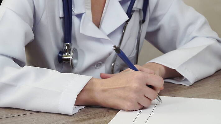 직업 1 라이프스타일 응시 여자 백그라운드 유니폼 통신 청진기 노동자 직장 건강 병원 실험 한명 사람 성인 약 간호사 의사 흰색 신선 업무 작업 자신감 네트워크 사인 서명 돌봄 4K MOV 해외동영상 클립영상 시선 옷 감정 컬러 회사 의학 의료기기 모션 생활 의료진 동영상 파일형식