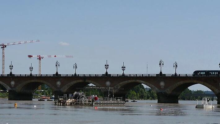 유럽 여행 건축양식 하늘 풍경 사람없음 건물 강 도시풍경 프랑스 바위 도시 역사 전차 장면 랜드마크 선로 옛날 MOV 해외동영상 클립영상 건축물 건축 나라 육상교통 대중교통 돌_바위 동영상 파일형식