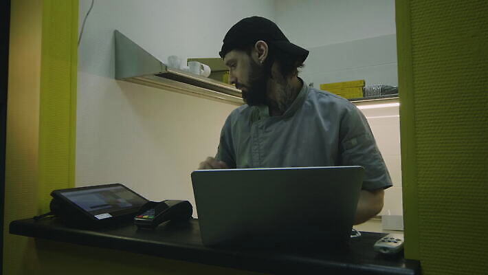 직업 모자 라이프스타일 남자 산업 유니폼 인터넷 비즈니스 사업가 친절 직장 실내 요리 미술 한명 성인 앞모습 노트북 컴퓨터 독서 주방 식당 요리사 카페 장비 작업 비즈니스맨 저녁 대표 예측 집중 레시피 히스패닉 주인 계산원 공예가 심각 음식준비 4K MOV 해외동영상 클립영상 1 잡화 옷 뷰포인트 컨셉 회사 문화예술 사람 내부 생활 전자제품 상점 직장인 야간 준비 동영상 파일형식