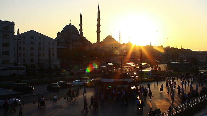실루엣 유럽 중동 건축양식 하늘 거리 이스탄불 사람 사람없음 여름 관광지 빛 하이앵글 태양 여행객 탑 항구 일몰 도시 사찰 뜨거움 역사 이슬람교 모스크 정사각형 바쁨 포트 동쪽 스카이라인 칠면조 라마단 랜드마크 아랍어 MOV 해외동영상 클립영상 자연요소 도형 건축물 계절 건축 나라 종교 뷰포인트 여행 종교건축 교통시설 조류 촬영기법 노을 방향 동영상 파일형식 튀르키예
