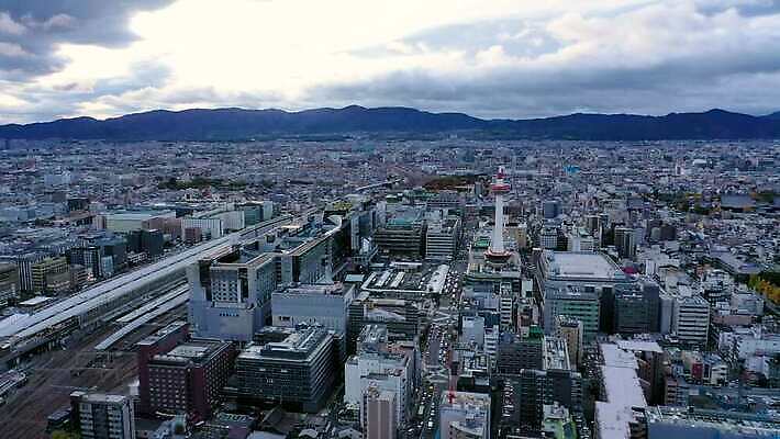 나무 계절 아시아 종교 문화 도로 비즈니스 건축양식 교통시설 자동차 하늘 아침 지붕 거리 안테나 사람없음 건물 물 파란색 도시풍경 교회 일출 탑 일본 고층빌딩 일몰 가을 도시 체리 재산 도심 역 저녁 타운 스카이라인 교토 드론 랜드마크 방법 사당 옛날 조감도 4K MOV 해외동영상 클립영상 주간 자연요소 식물 건축물 건축 나라 길 육상교통 컬러 교통 과일 통신 종교건축 풍경 빌딩 금융 노을 야간 시설 동영상 파일형식