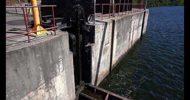 산업 벽 여행 교통시설 사람없음 야외 물 강 힘 도시 큼 크루즈 댐 포르투갈 잠금 대문 수로 운하 세대 도루강 뱃놀이 수력발전 콘크리트 4K MOV 해외동영상 클립영상 자연요소 공공시설 유럽 교통 배_교통 문 전통놀이 발전 크기 시설 보안 동영상 수력에너지 파일형식