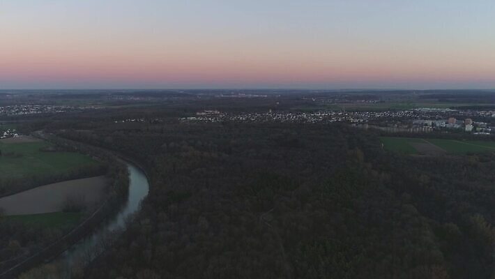 나무 유럽 여행 백그라운드 건축양식 자연 독일 안테나 파노라마 풍경 사람없음 건물 물 여름 강 일출 맑음 일몰 도시 센터 역사 정상 슛 남쪽 항공촬영 다뉴브강 드론 바이에른 수평선 4K MOV 해외동영상 클립영상 자연요소 식물 건축물 계절 건축 나라 뷰포인트 통신 날씨 촬영기법 노을 방향 생태계 동영상 파일형식