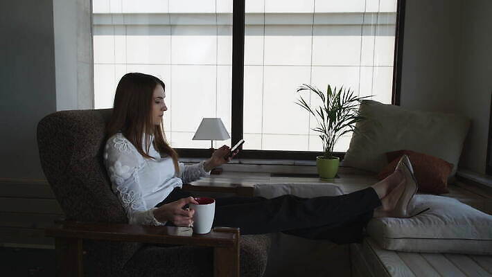 여자 행복 물결 커피 음료 2 인터넷 비즈니스 통신 모바일 대화 한명 사람 핸드폰 사무실 스크린 터치 비즈니스우먼 기다림 안락의자 부름 빨간머리 아이폰 타종 4K MOV 해외동영상 클립영상 1 헤어스타일 감정 의자 모션 말하기 전자제품 스마트폰 종 직장인 동영상 파일형식