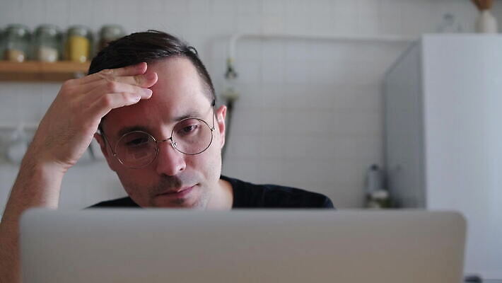 직업 생각 인터넷 비즈니스 사업가 직장 피곤 사람없음 금융 컴퓨터 사무실 모니터 공책 업무 비즈니스맨 네트워크 좌절 야간 무선전화기 분석 경영자 야근 그래픽디자이너 마감 우울증 4K MOV 해외동영상 클립영상 자연요소 남자 감정 컨셉 회사 문구용품 경제 전자제품 작업 직장인 질병 디자이너 전화기 리더 동영상 파일형식